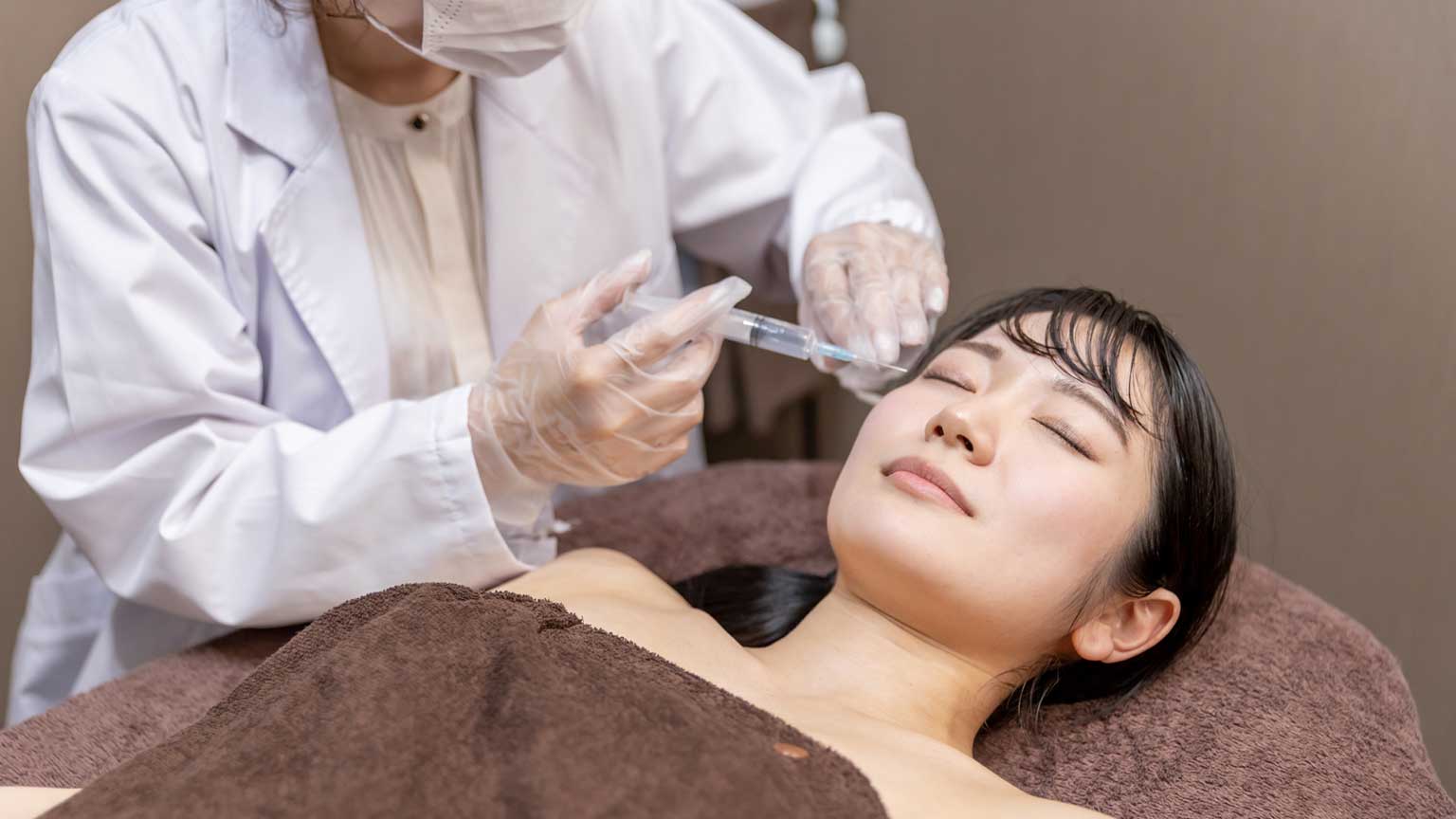 【医師監修】ボトックス注射の効果と特徴…打ち続けたりやめるとどうなる?