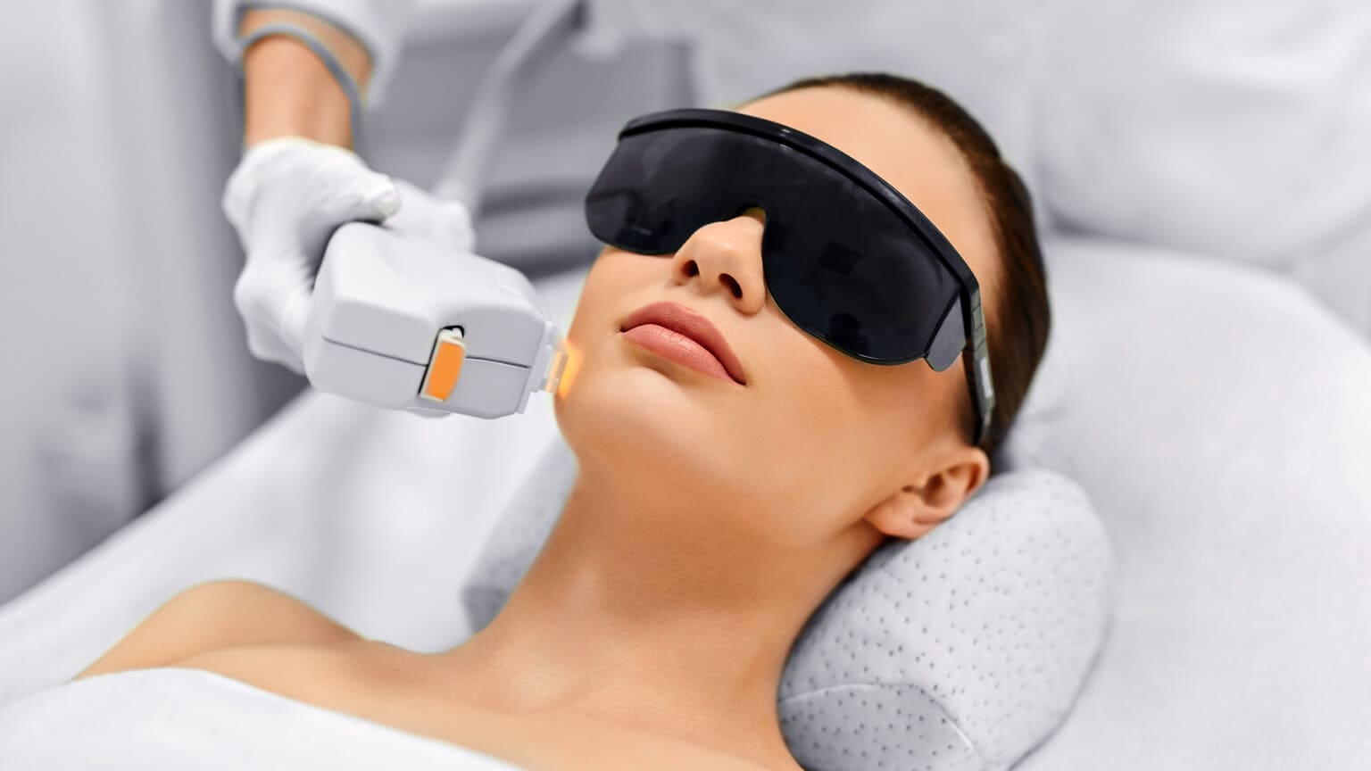 ニキビ改善やシミ改善に良いとされるフォトフェイシャルの効果とは?失敗のリスクや副作用はある?