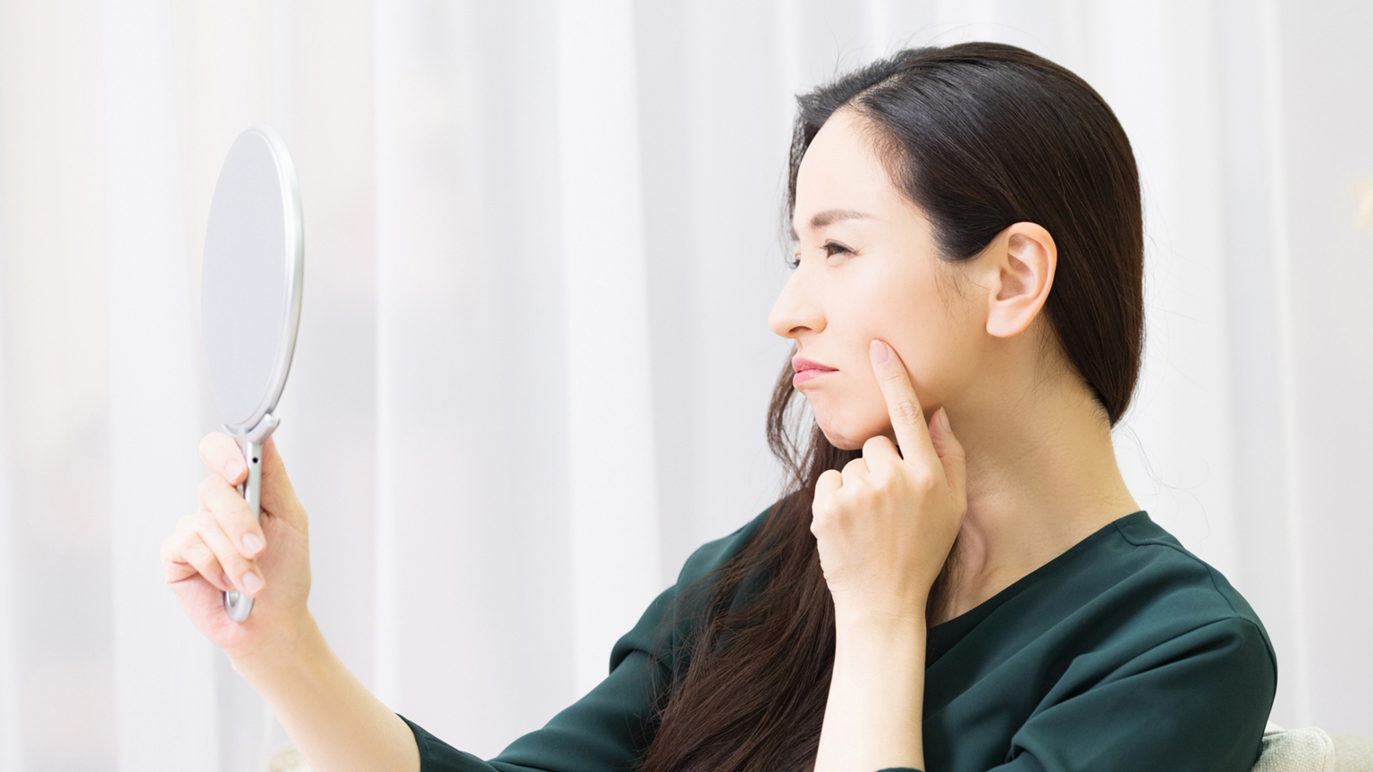 シワができる原因とは?シワの種類や改善・予防法